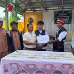 Untuk Pemugaran Kantor Desa Ulubelu di Sekitar PLTP Mataloko, PLN UIP Nusra Salurkan Bantuan