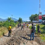 Sinergi TNI-Polri dan Warga Iteng Tambal Jalan Berlubang demi Cegah Kecelakaan